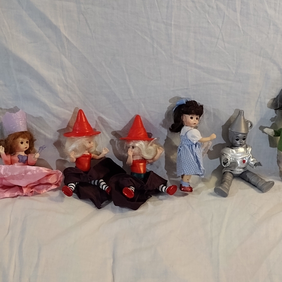 Madame Alexander Wizard of Oz Doll Set with Red, Pink, and Silver Outfits - Picture 7 of 9